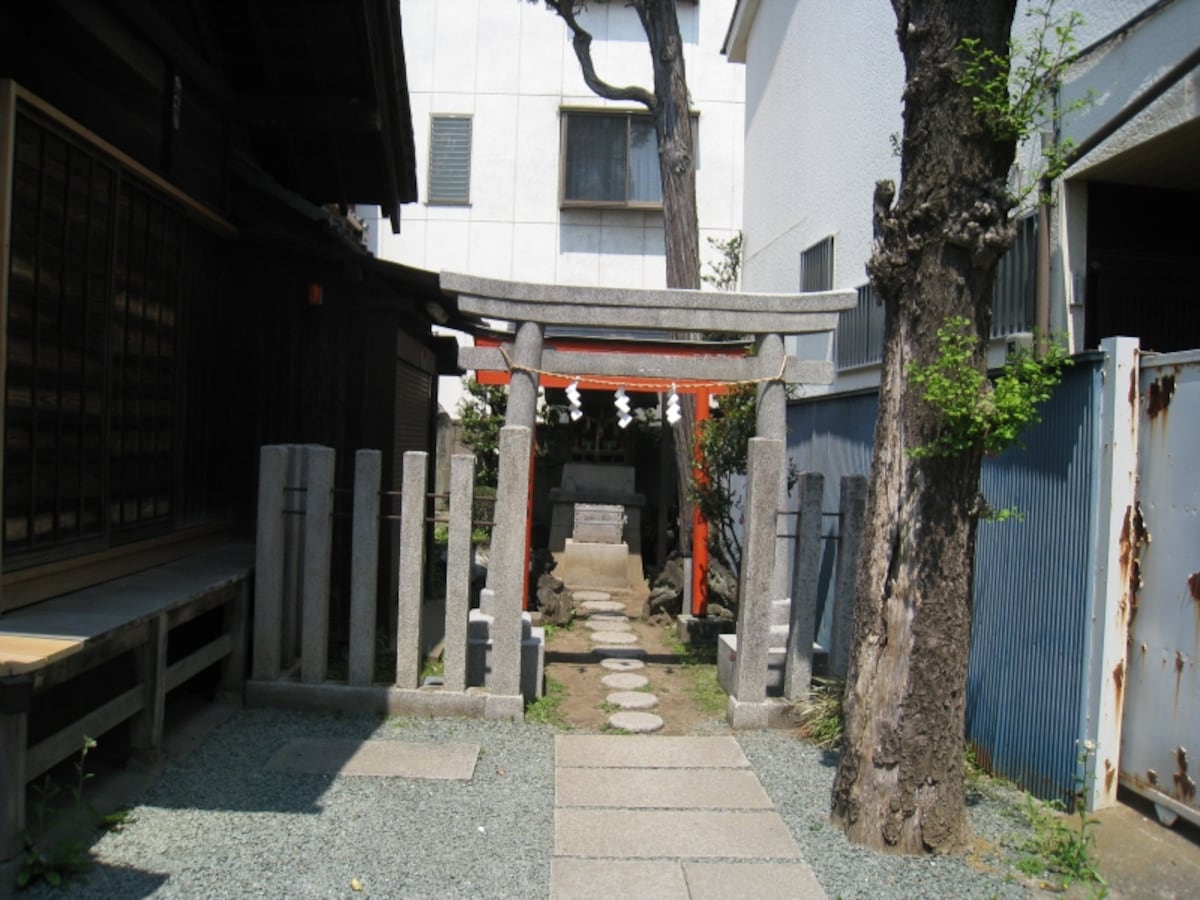 薬師稲荷。出世・開運を願って・・・。