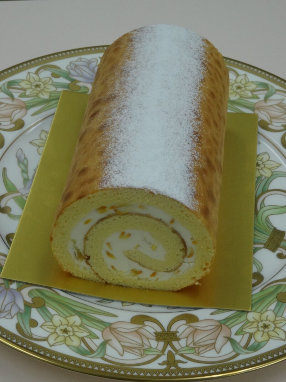 「パティスリー 西洋銀座」のオープン記念「銀座はちみつロールケーキ」（1944円）