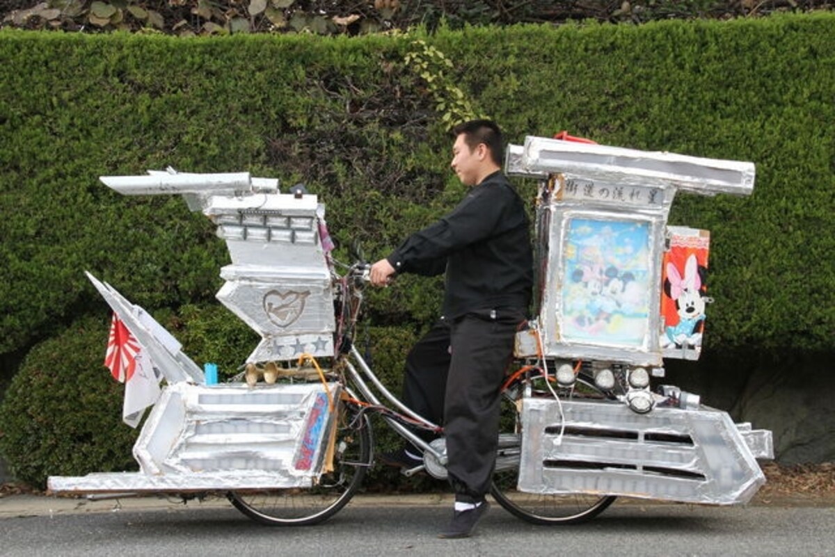 独学で作り続ける丸尾龍一の豪華デコチャリ
