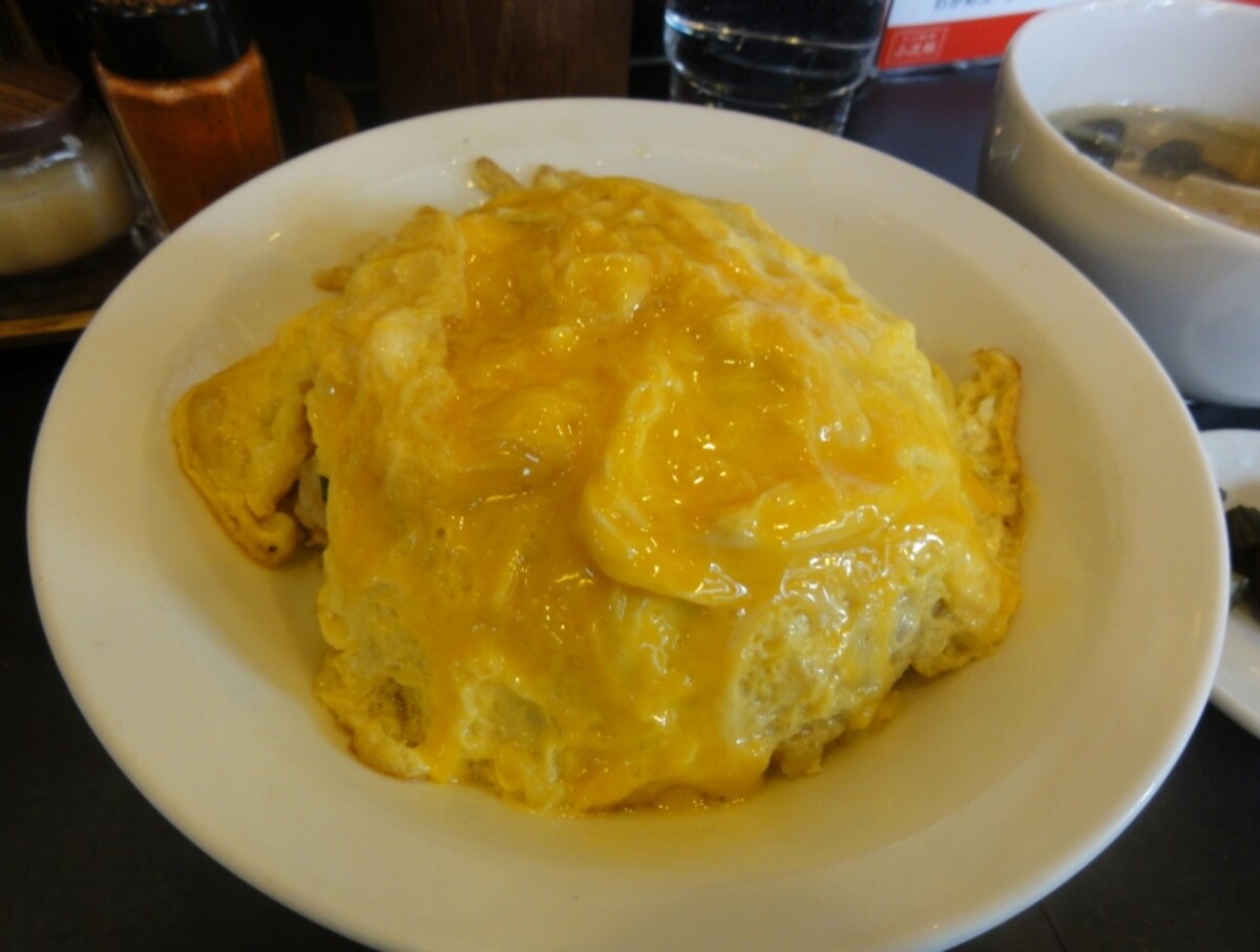 チャーハンを玉子でくるんでいる
