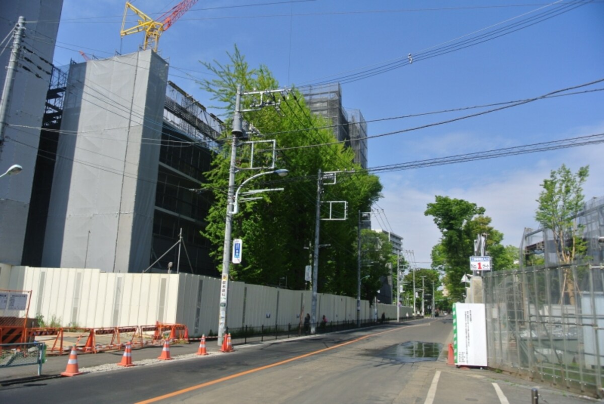 建設中の「クレヴィア豊田多摩平の森ＲＥＳＩＤＥＮＣＥ」の現地