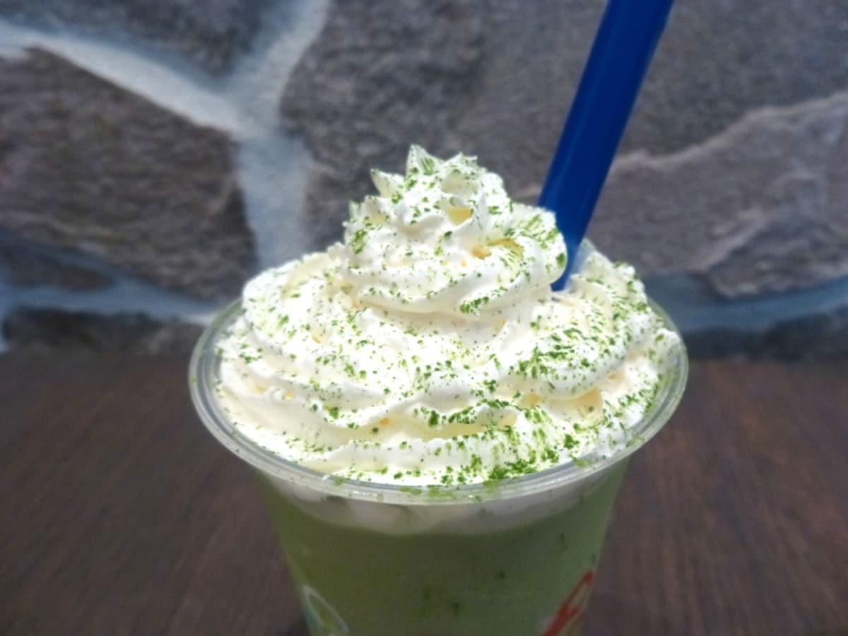 たっぷりのホイップに抹茶パウダー