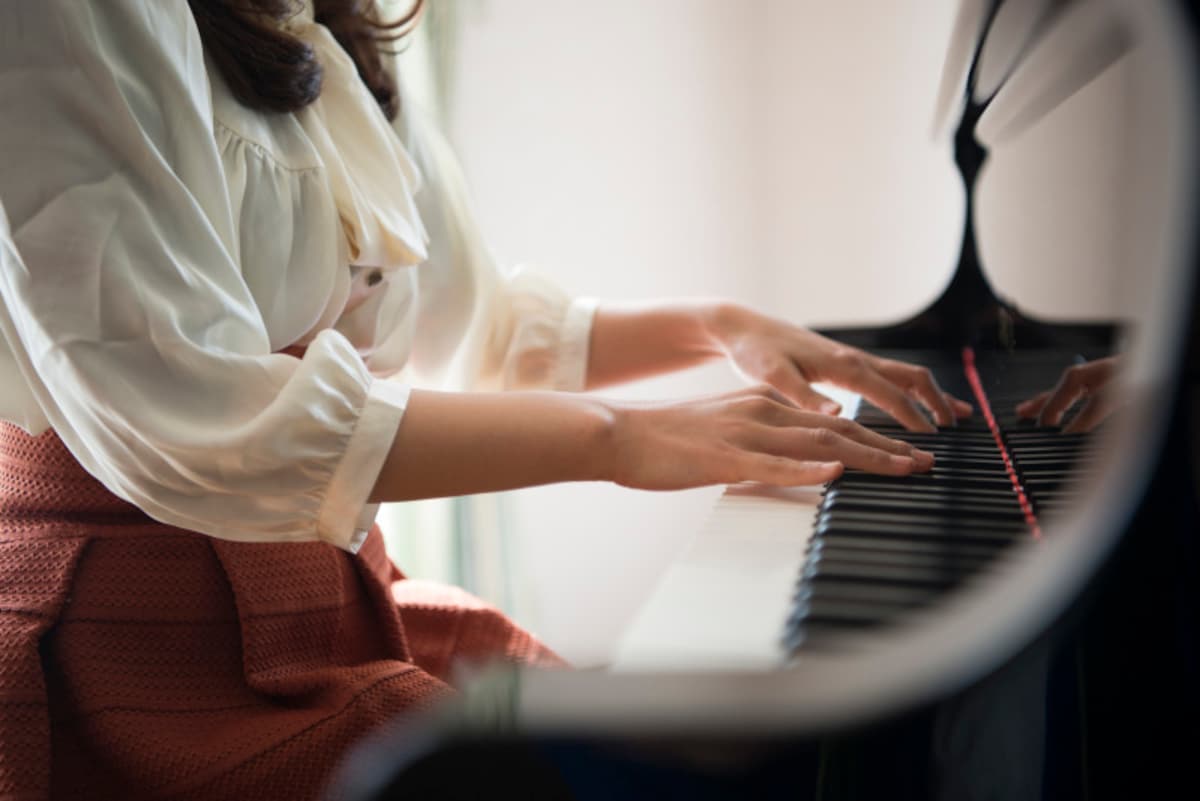 「譜読み」とは、初めて弾く曲の楽譜を見て、書かれている音符を正確なリズムやある程度の表情を付けながらひととおり流して弾けるようにする作業