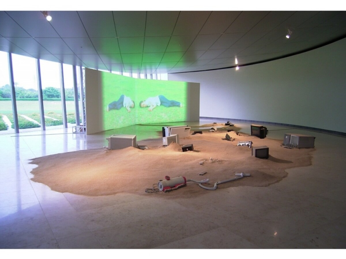 「夏の蜃気楼」展（2005年）より　稲垣智子《オアシス》　映像、砂、電化製品、サウンド 