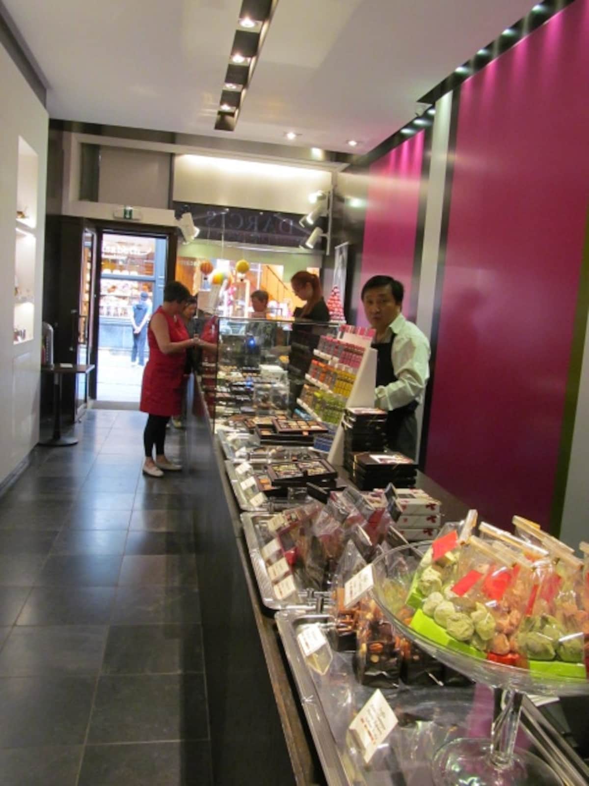 店内は喫茶になっていて、味見もできる