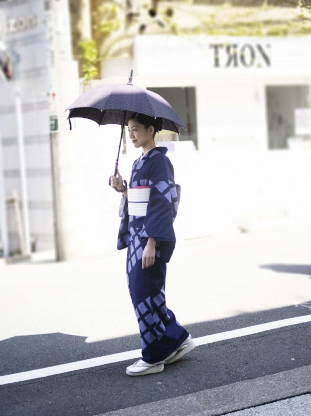 2014年awaiオリジナル浴衣と名古屋帯で着物風の浴衣コーディネート（全身） 浴衣：70,000円(税別/仕立込)　名古屋帯：100,000円(税別/仕立済)