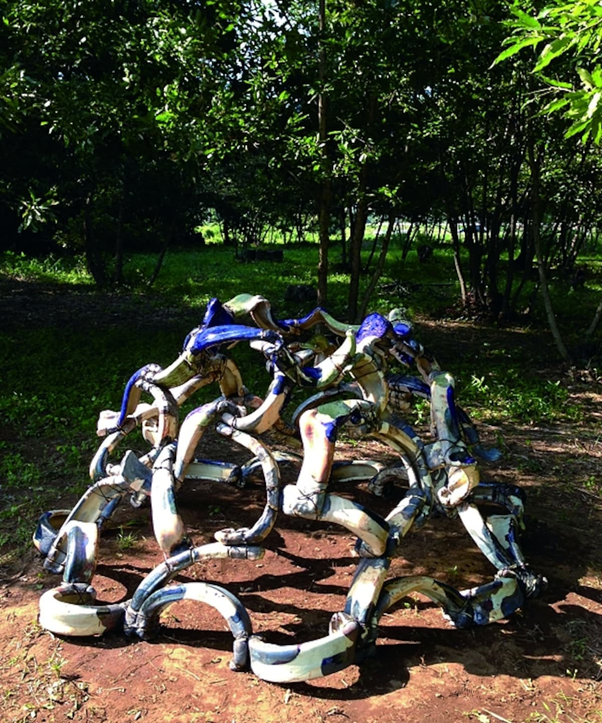塩谷良太（茨城）「具合 009」2013年　陶，鉄線，他