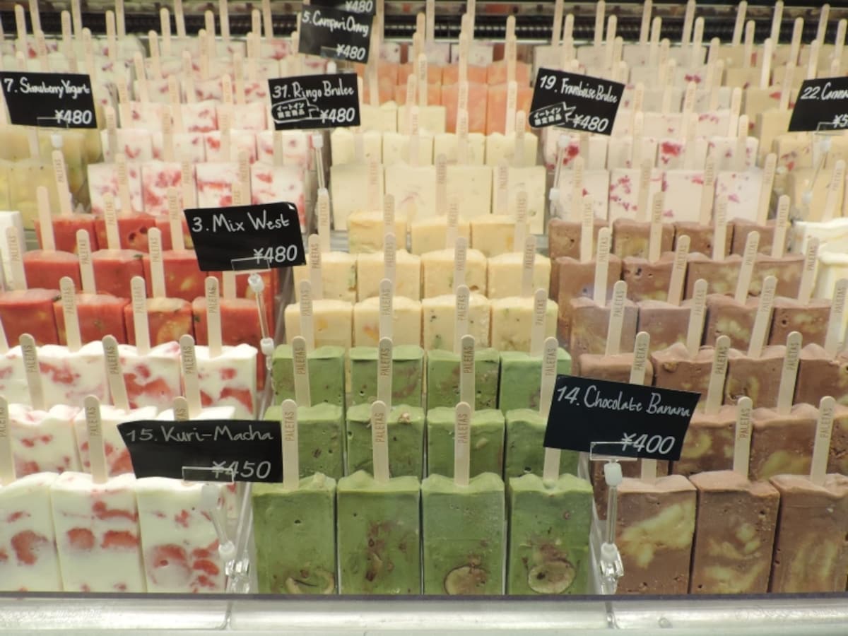 「PALETAS 吉祥寺店」店内にずらりと並ぶフローズン・フルーツバー