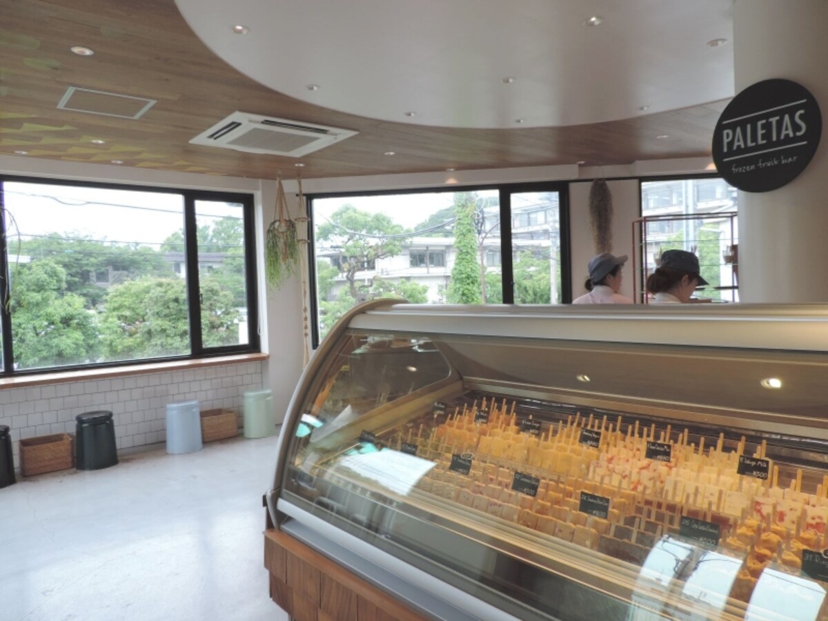 「PALETAS鎌倉店」の店内には窓際にカウンターのイートイン席がある