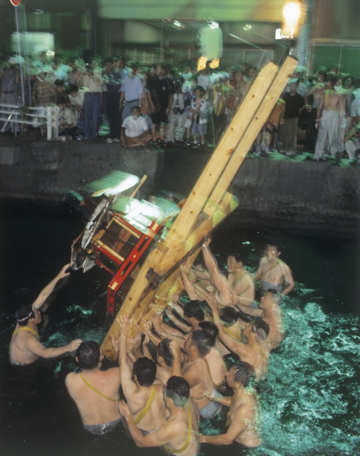 あばれ祭り　神輿が川へ
