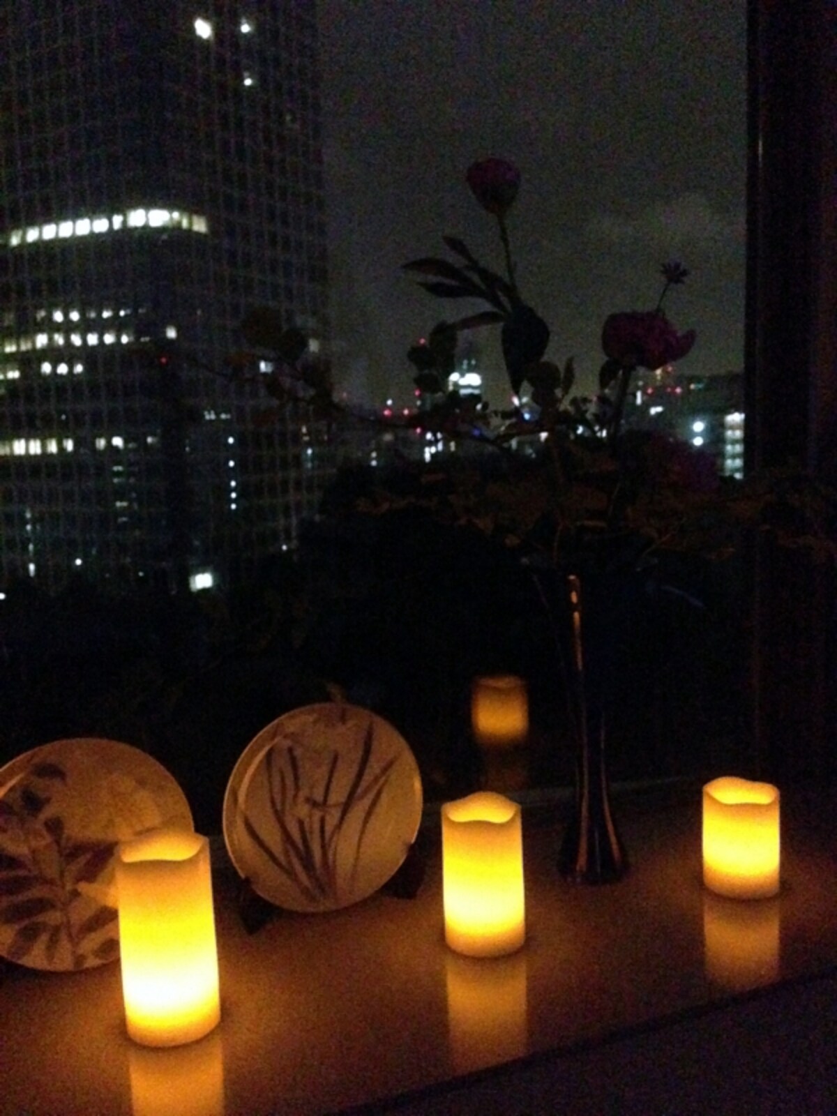 電池式のキャンドル型LED照明器具なら、持ち運びできるので好きな場所に置くことができます。こんなふうに窓辺に並べても素敵です