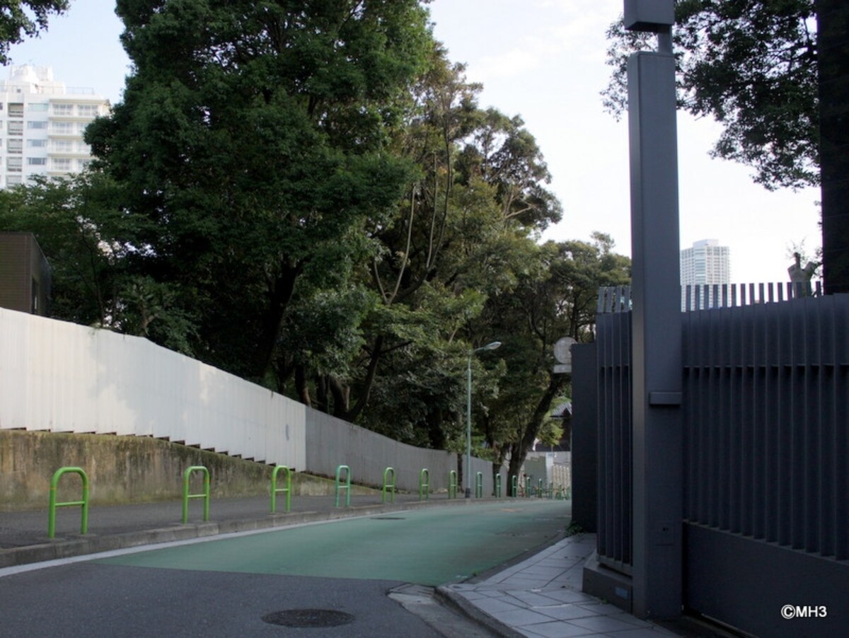 「パークマンション三田綱町」（左上）と「パークマンション三田綱町ザ フォレスト」（右下）