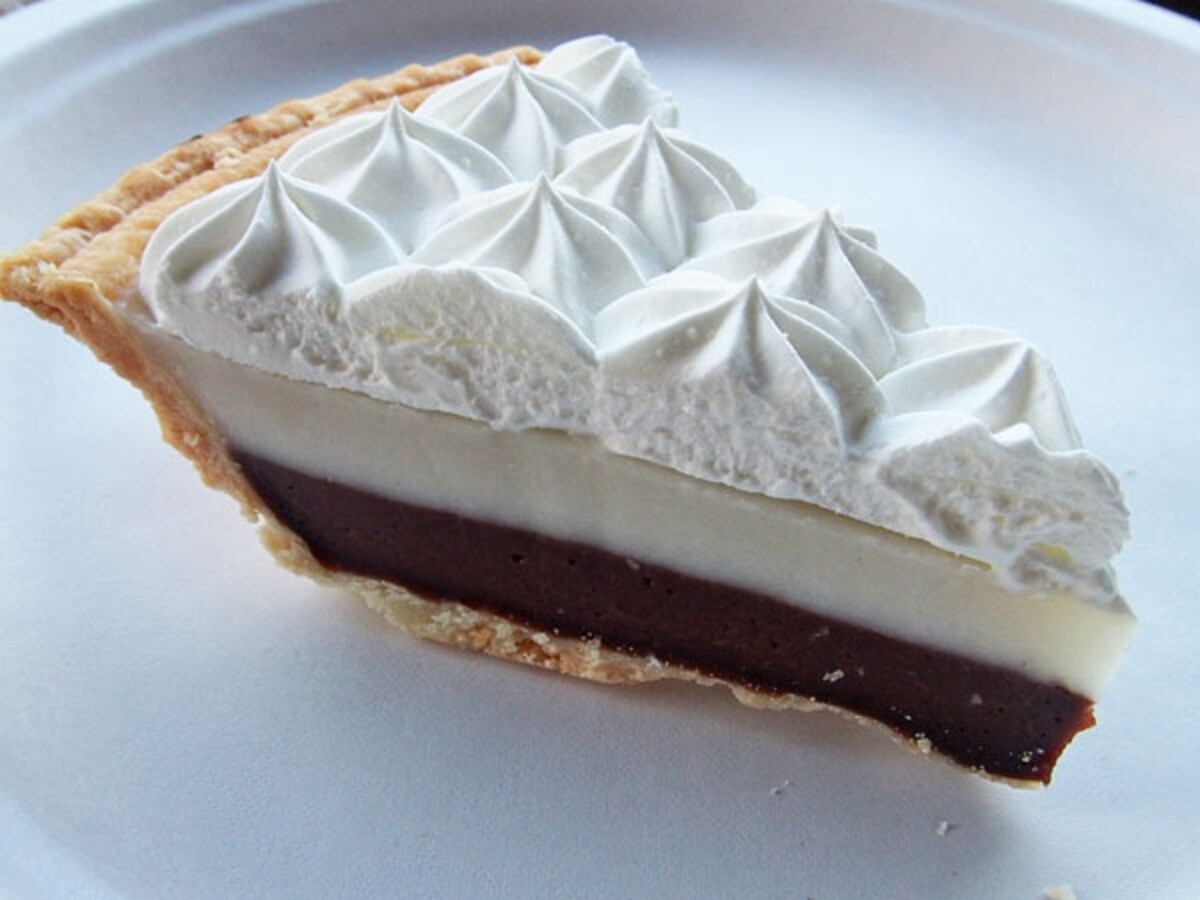 プリン状のチョコレートクリーム、ハウピア、ホイップクリームがのったテッズ・ベーカリーのチョコレート・ハウピア・クリームパイ（3.35ドル）