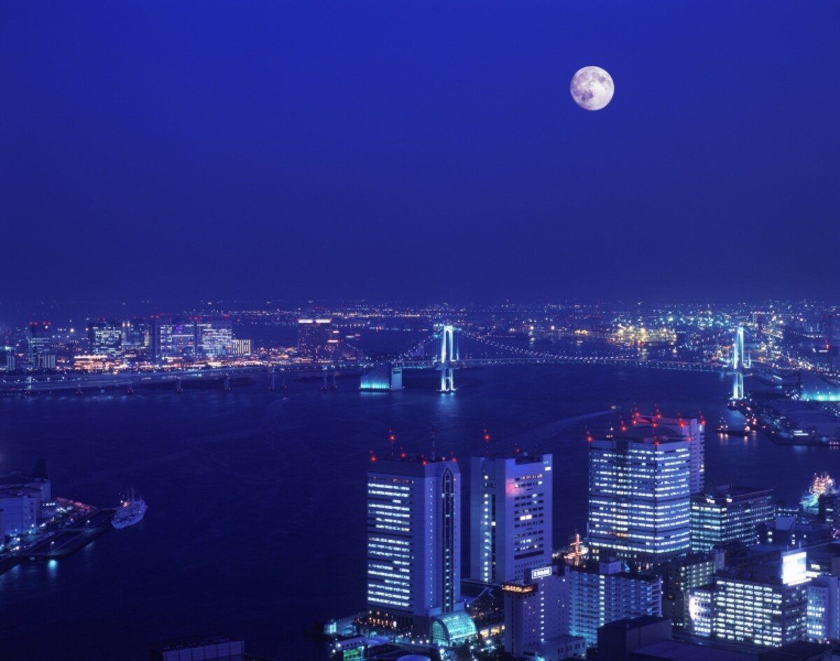 都心の夜景と幻想的な月