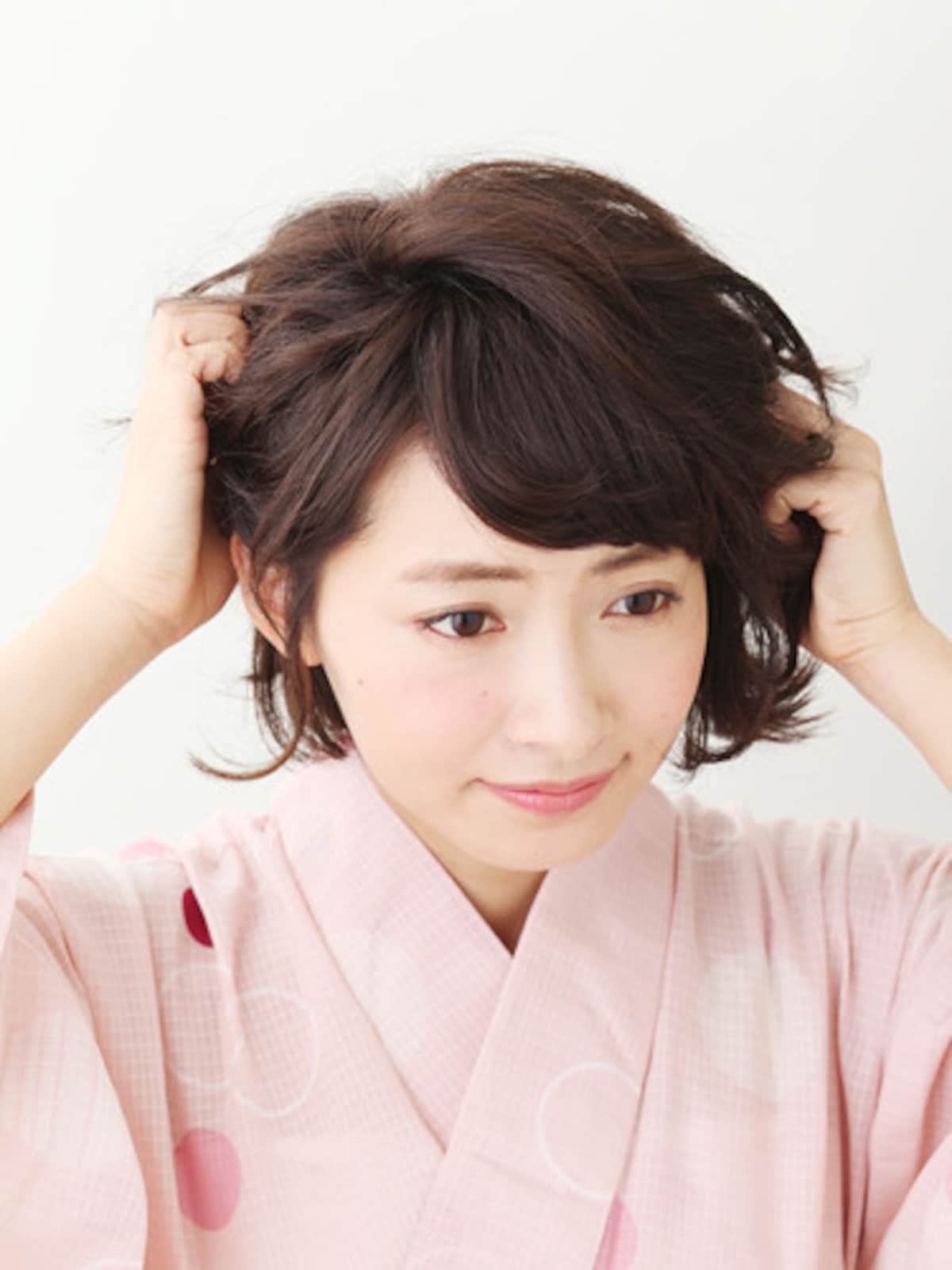 かためのワックスをもみ込む