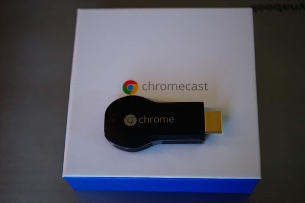 Chromecastは、テレビのHDMI端子に接続するドングル型の端末です。microUSBケーブルにて給電します。