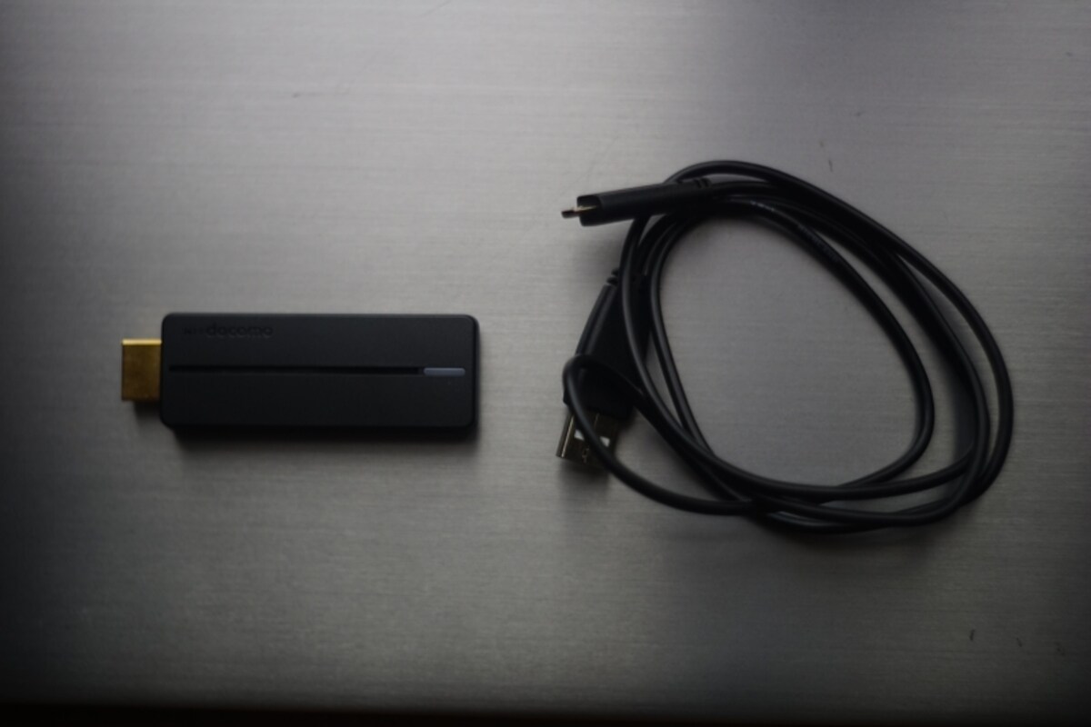 「SmartTV dstick 01」はHDMI端子に挿すドングル型の端末です。microUSBにて給電します。