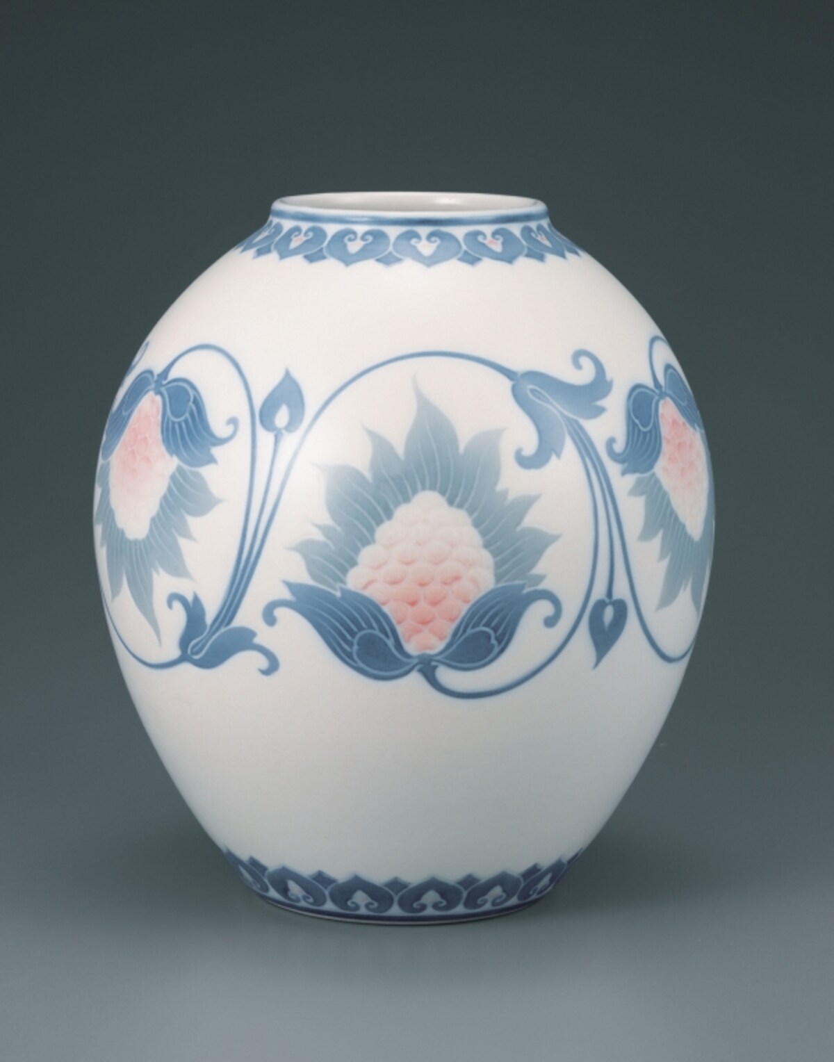 葆光彩磁葡萄唐草文花瓶 板谷波山 大正4年頃（c.1915） 泉屋博古館分館