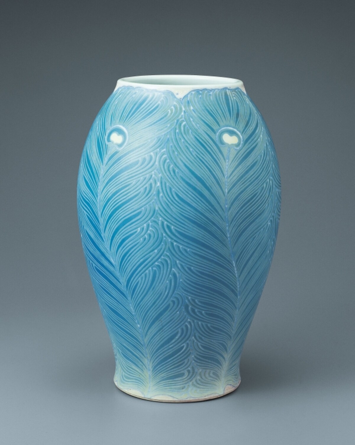 葆光彩磁孔雀尾文様花瓶 板谷波山 大正3年頃（c.1914） 茨城県陶芸美術館