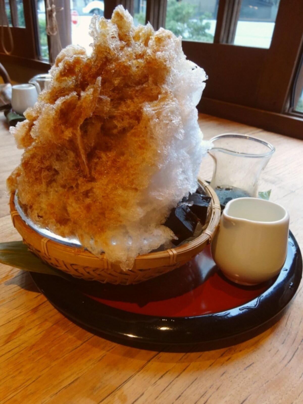 「船橋屋こよみ広尾店」の「ミカド珈琲×船橋屋　珈琲かき氷」（税込880円）