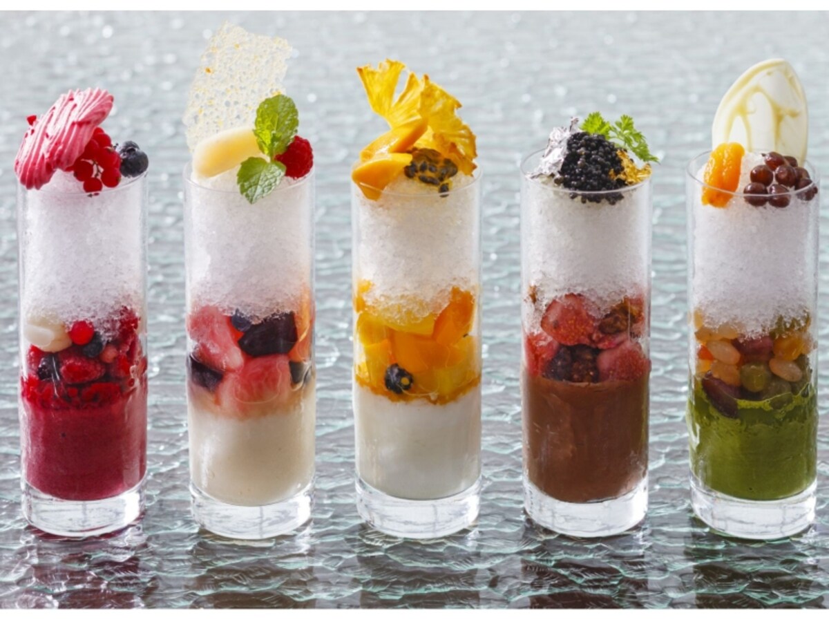 「ストリングスホテル東京」の「パティシエ特製 かき氷」5種類（かき氷1種、小菓子、お好みの飲み物（紅茶・ハーブティー各種、コーヒーなどから選択）のセットで税サ別1,800円　※かき氷「キャヴィア」を選択した場合は税サ別5,000円）
