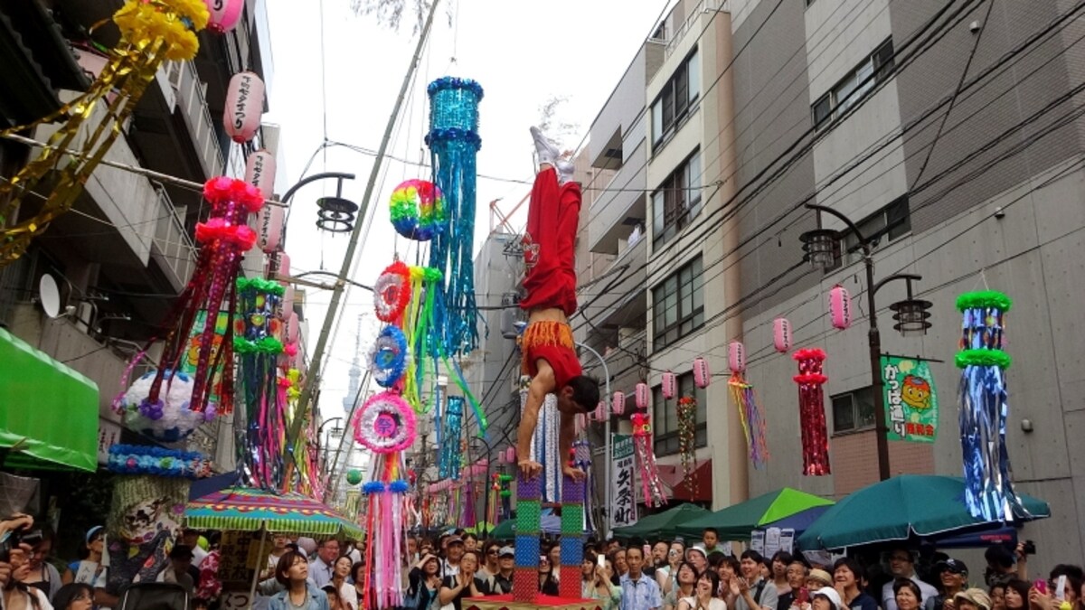 多くの人が息を飲んで見守っていた