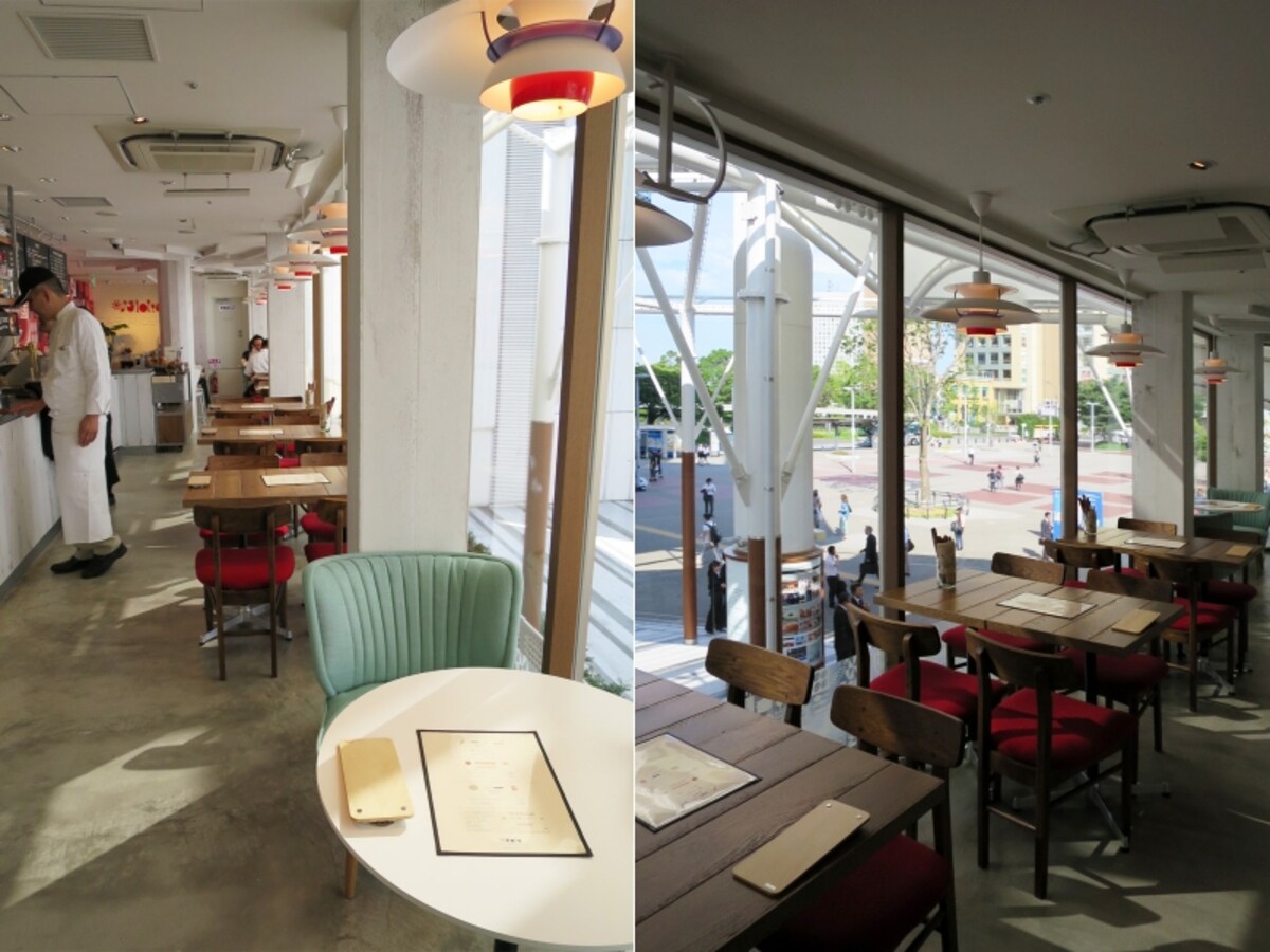 アンデルセンシァル桜木町店 2階カフェのようす。ガラス張りの店内からはみなとみらいを一望できます