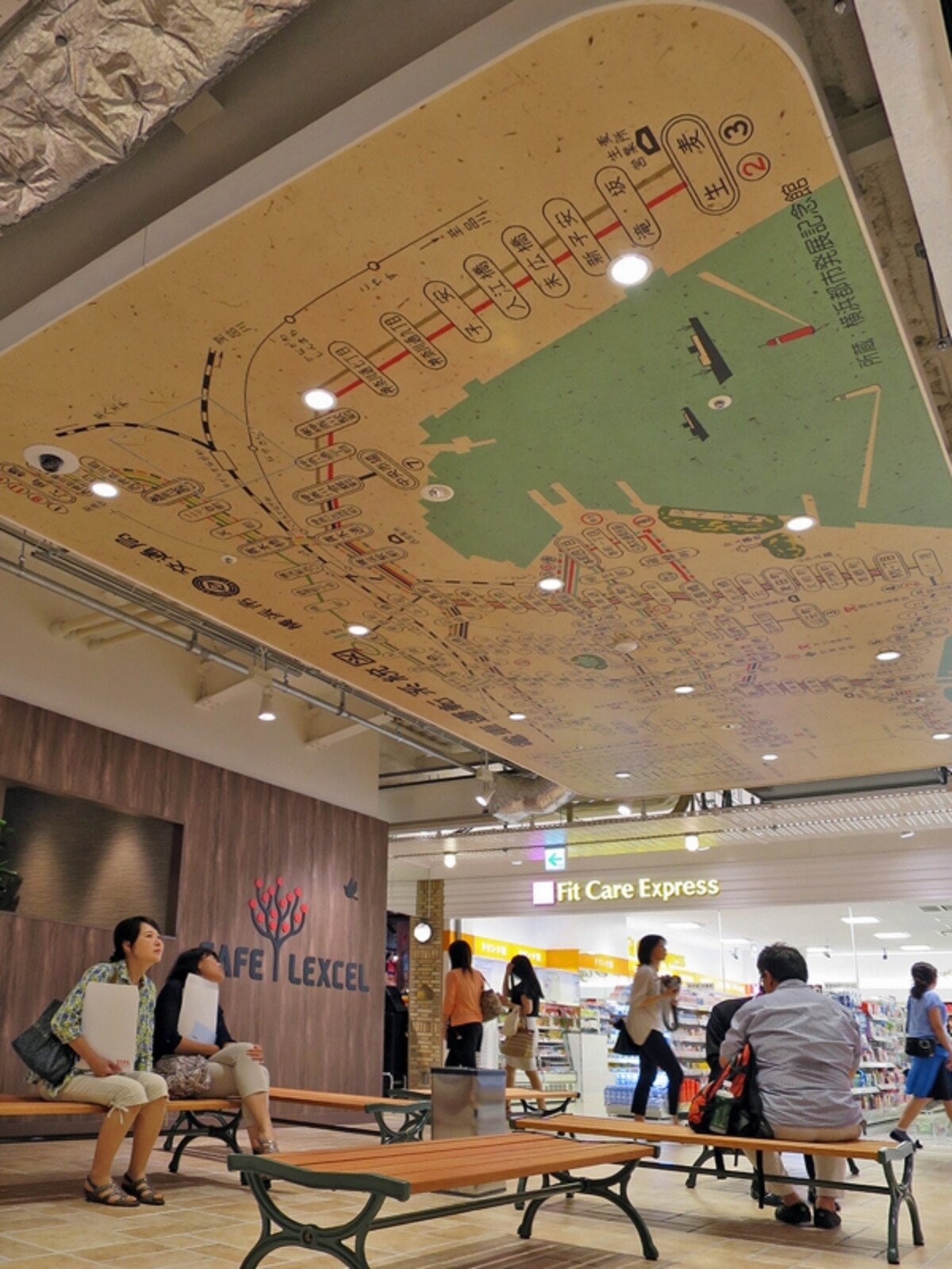 紅葉坂ギャラリー内のパブリックスペースの天井には、かつて横浜市内を走っていた横浜市電の路線図(協力:横浜都市発展記念館)が描かれています
