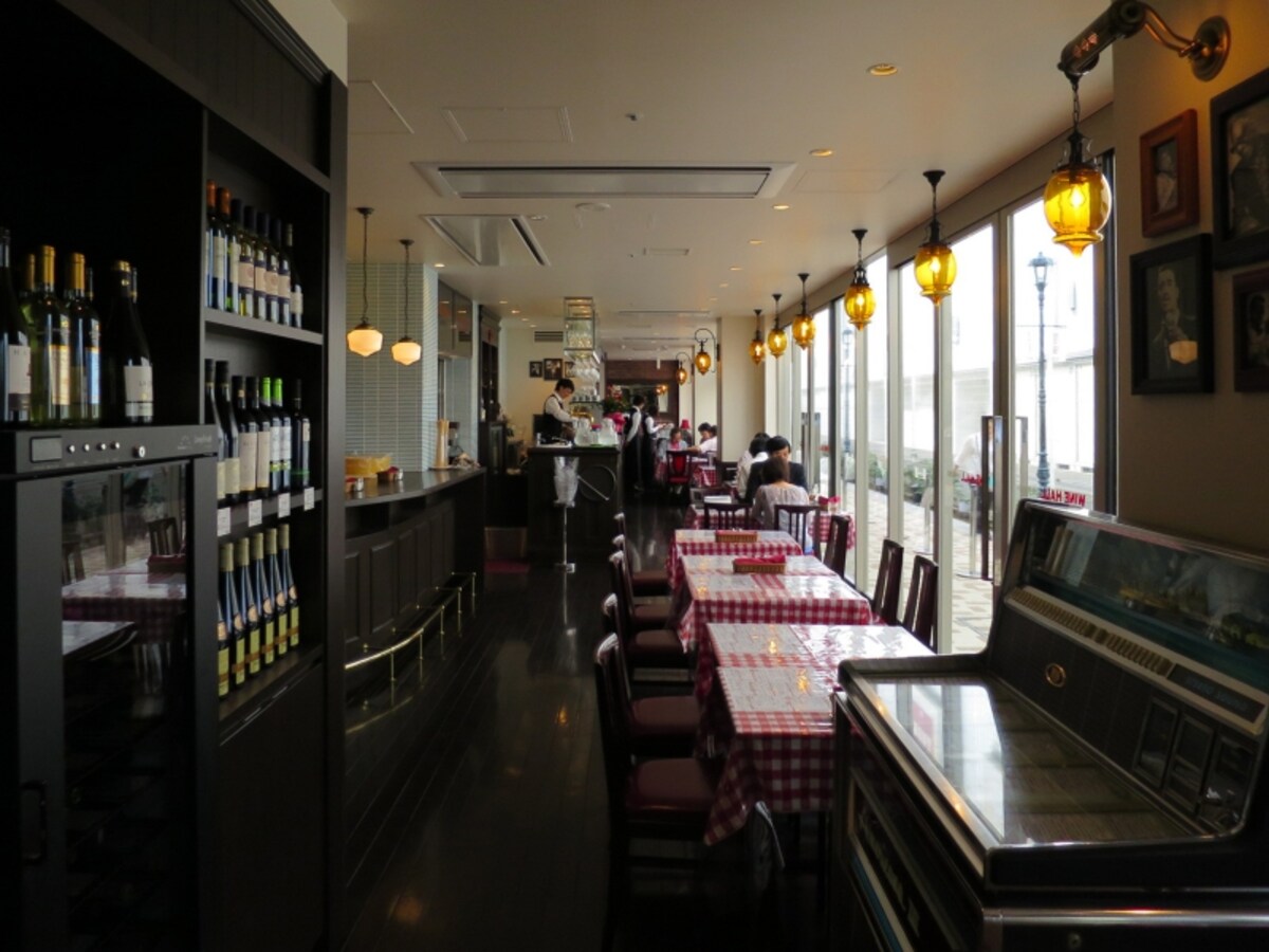 「WINE HALL 元町倶楽部」は、品揃えが自慢のワインと鉄板焼きメニューの組み合わせがおすすめ
