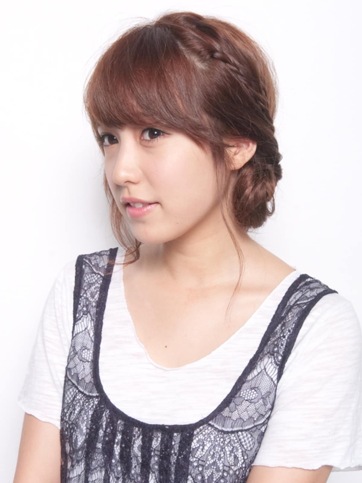 細三つ編みがかわいい！シニヨン風サイドヘアアレンジ