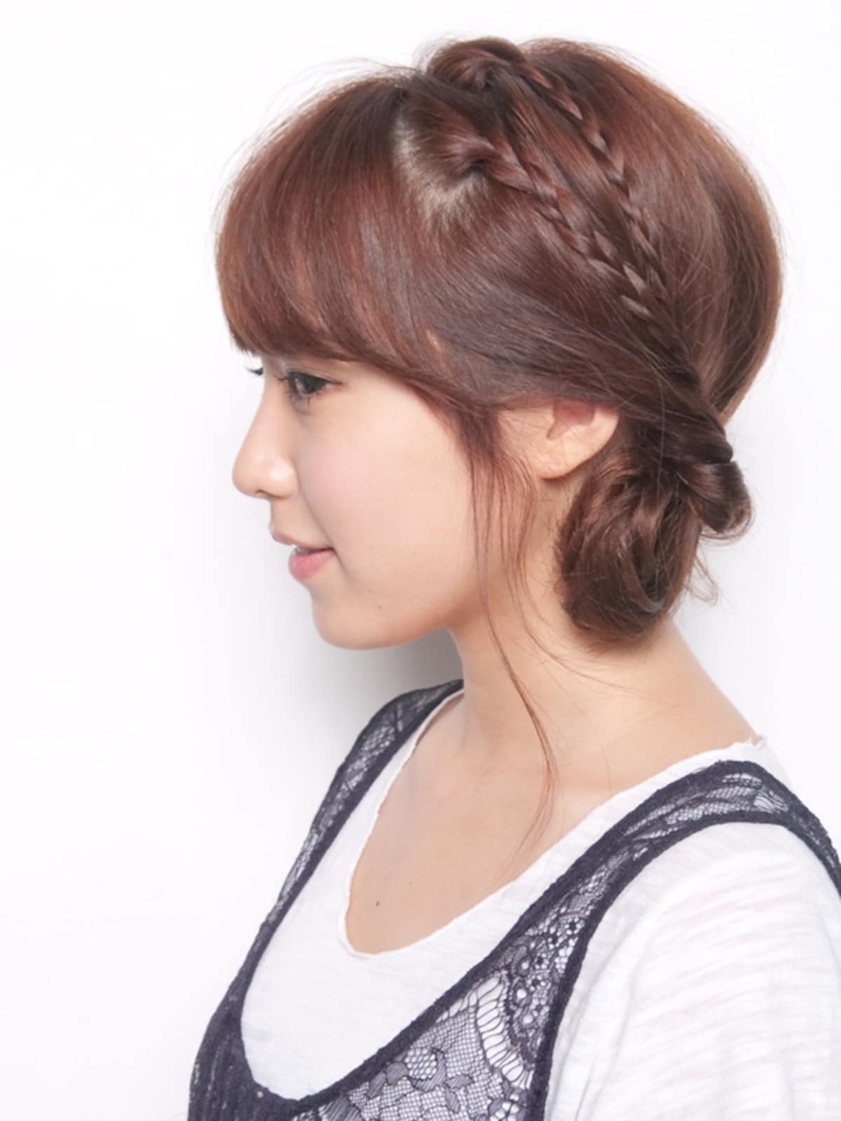 細三つ編みがかわいい！シニヨン風サイドヘアアレンジ