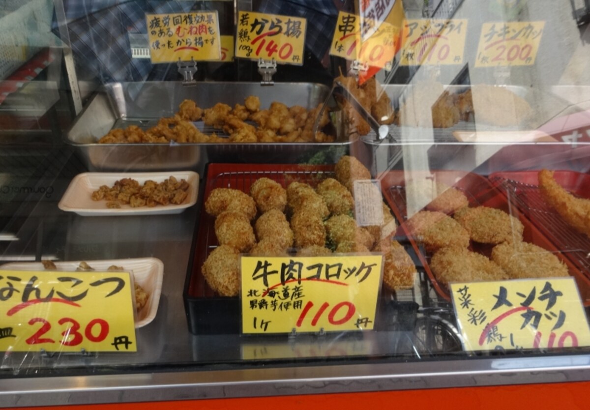 鳥肉、鳥料理、煮物、焼き物、炒め物、揚げ物など５０種類以上のメニューがある
