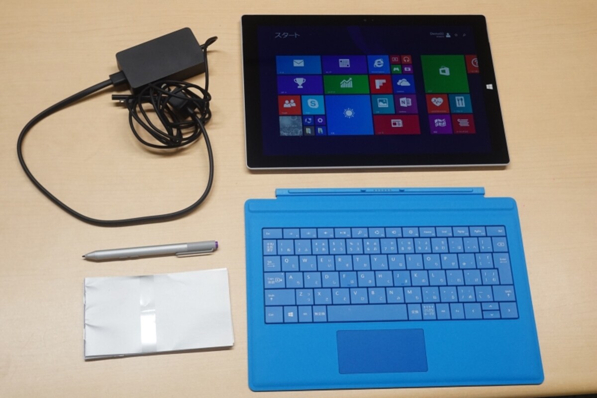 同梱物もシンプルで、Surface PenとACアダプターと説明書。タイプカバーキーボードは別売りとなります。
