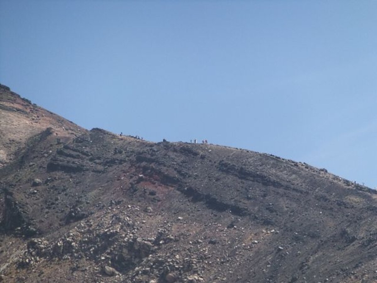 旭岳への稜線を登山者が登り下りする様子