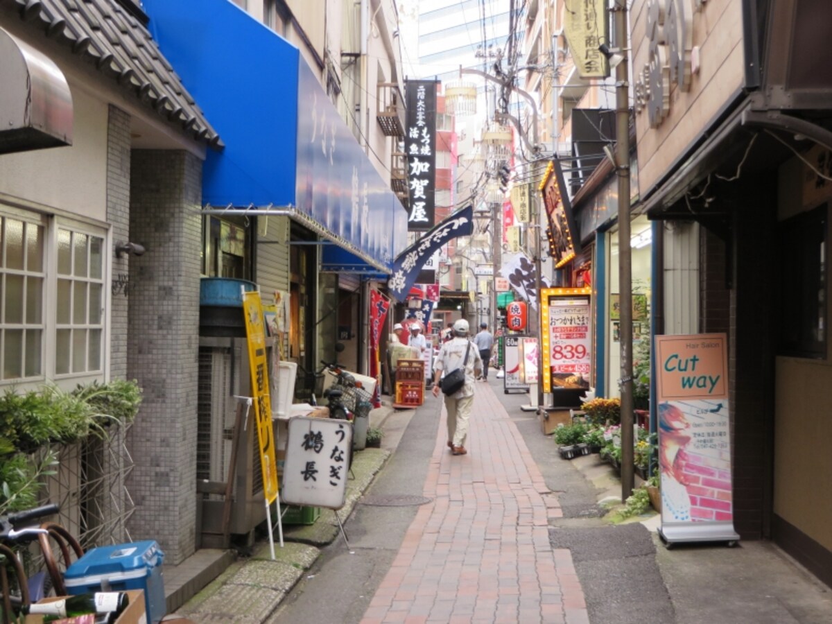 飲食店の並ぶ路地