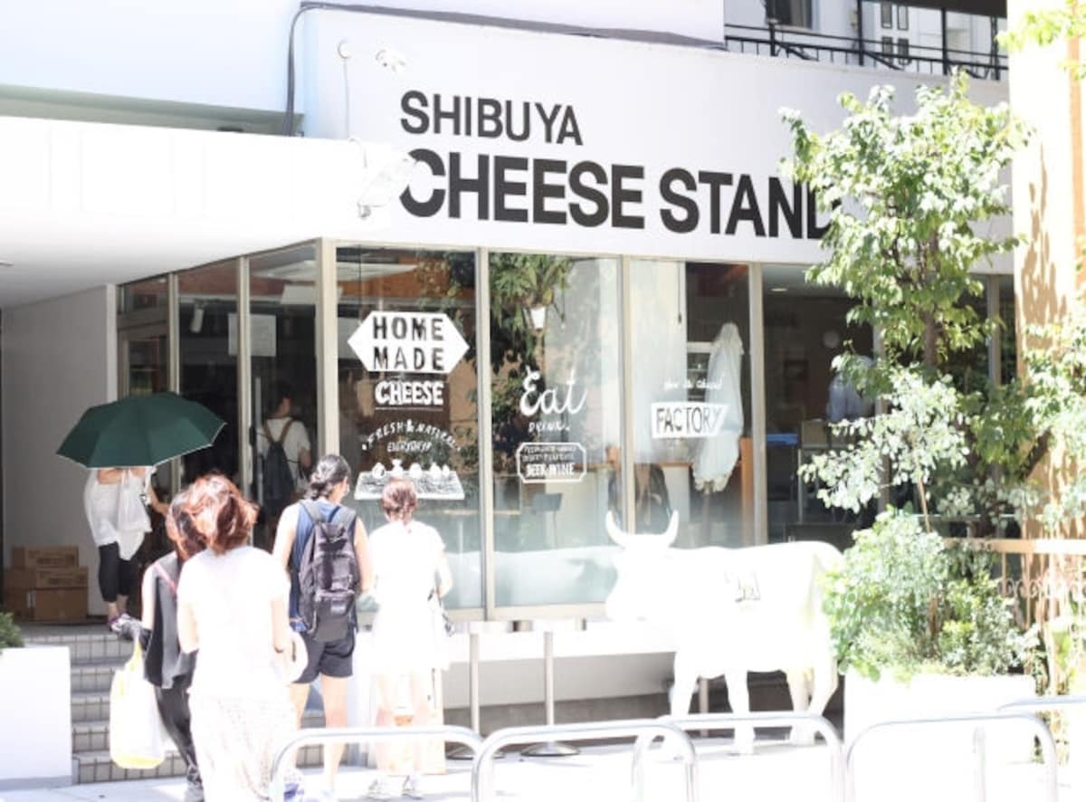 ランチタイムを前に、続々とお客様が詰めかけます