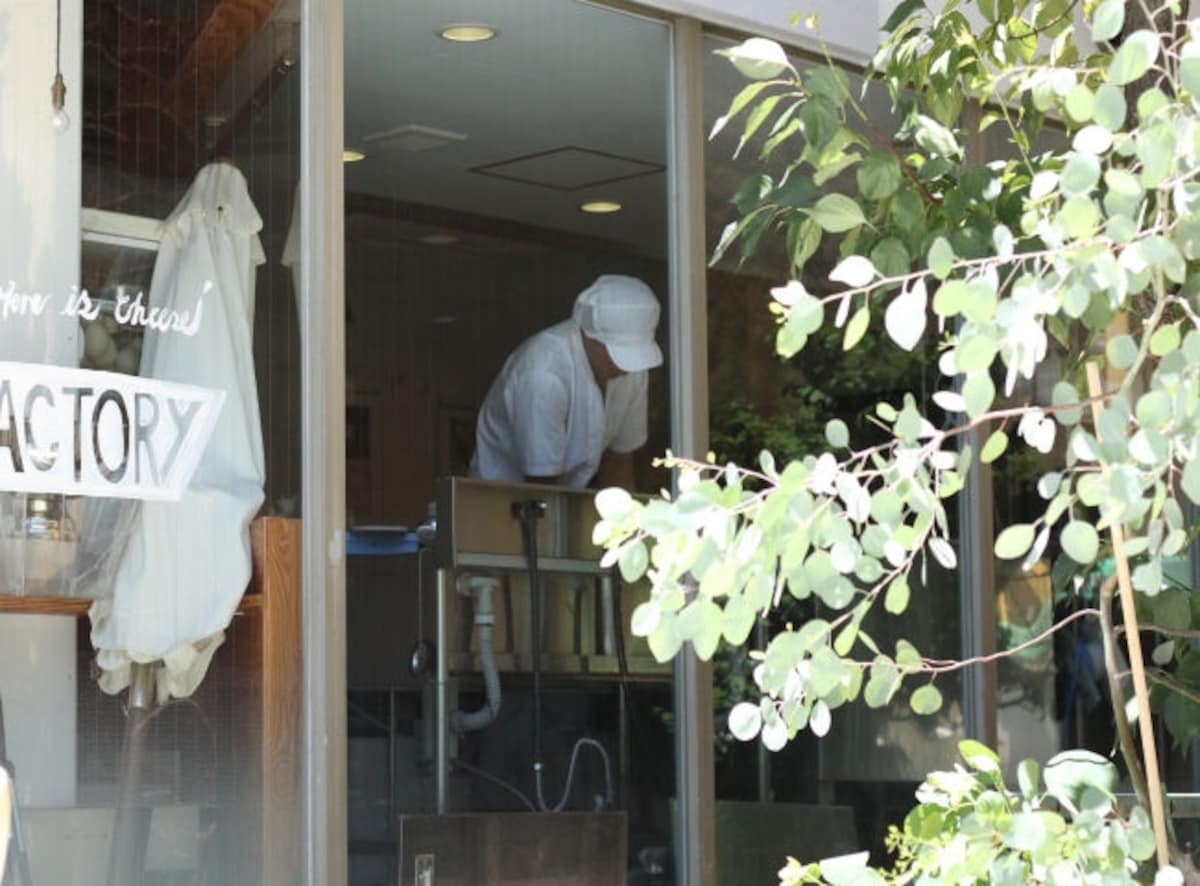 ガラス張りの店舗なので、チーズ作りは外からでもちょっと覗けます。