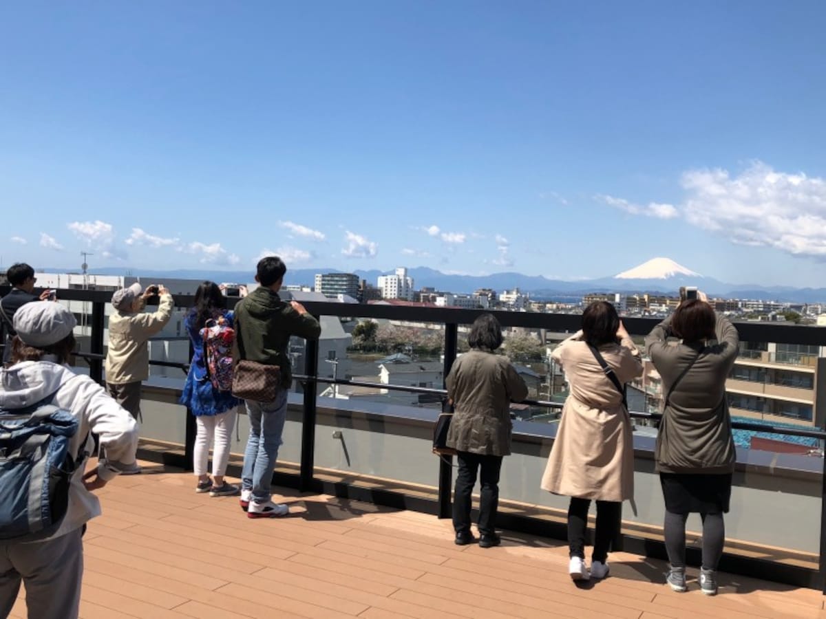 「湘南江の島」駅のルーフテラスは、早くも人気の撮影スポットに！