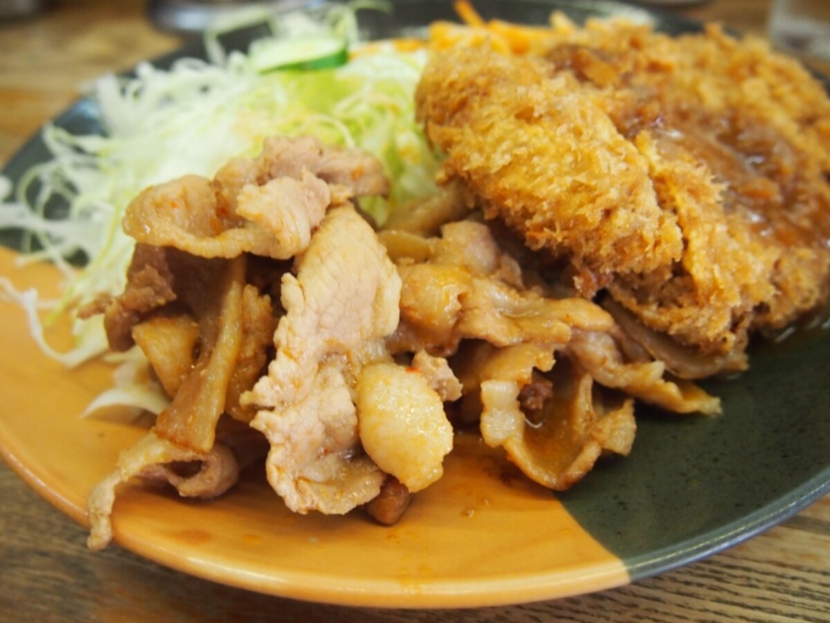 卓上にすった生姜がおかれている