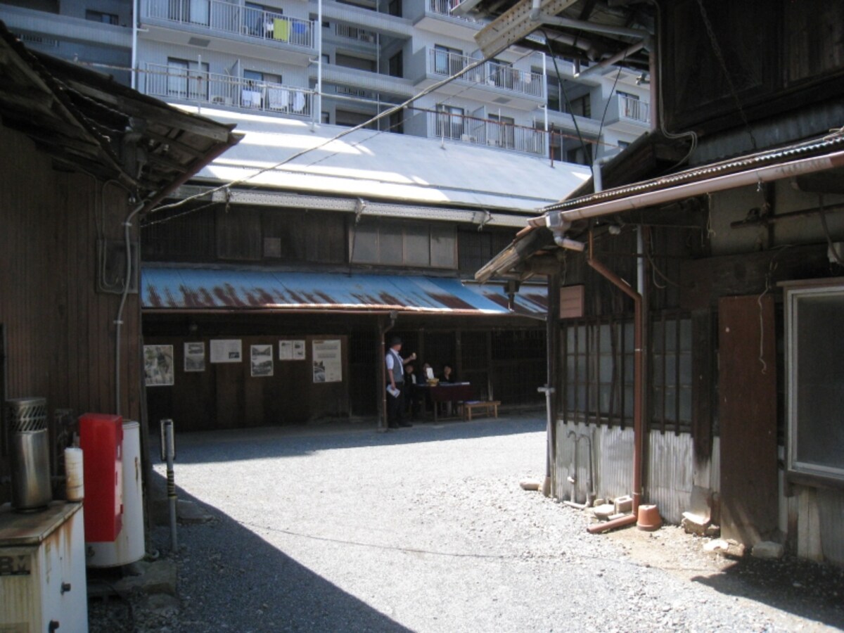 さらに進むと二階建ての長屋が見えてきます！