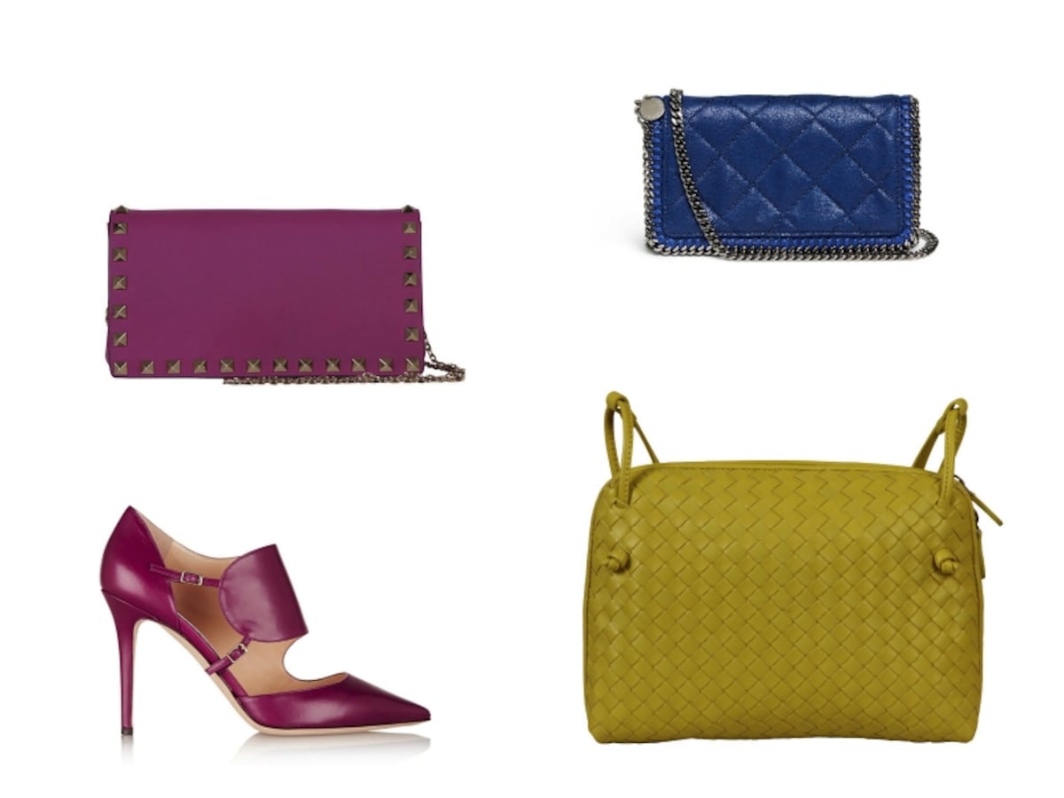 右上から時計回りに、Stella McCartney／'FALABELLA' QUILTED CROSSBODY CHAIN BAG（ブルー）、Bottega Veneta／Intrecciato Nappa Messenger Bag（イエロー）、Jimmy Choo／Heath leather pumps（プラム）、Valentino／Rockstud mini chain bag（シクラメン）