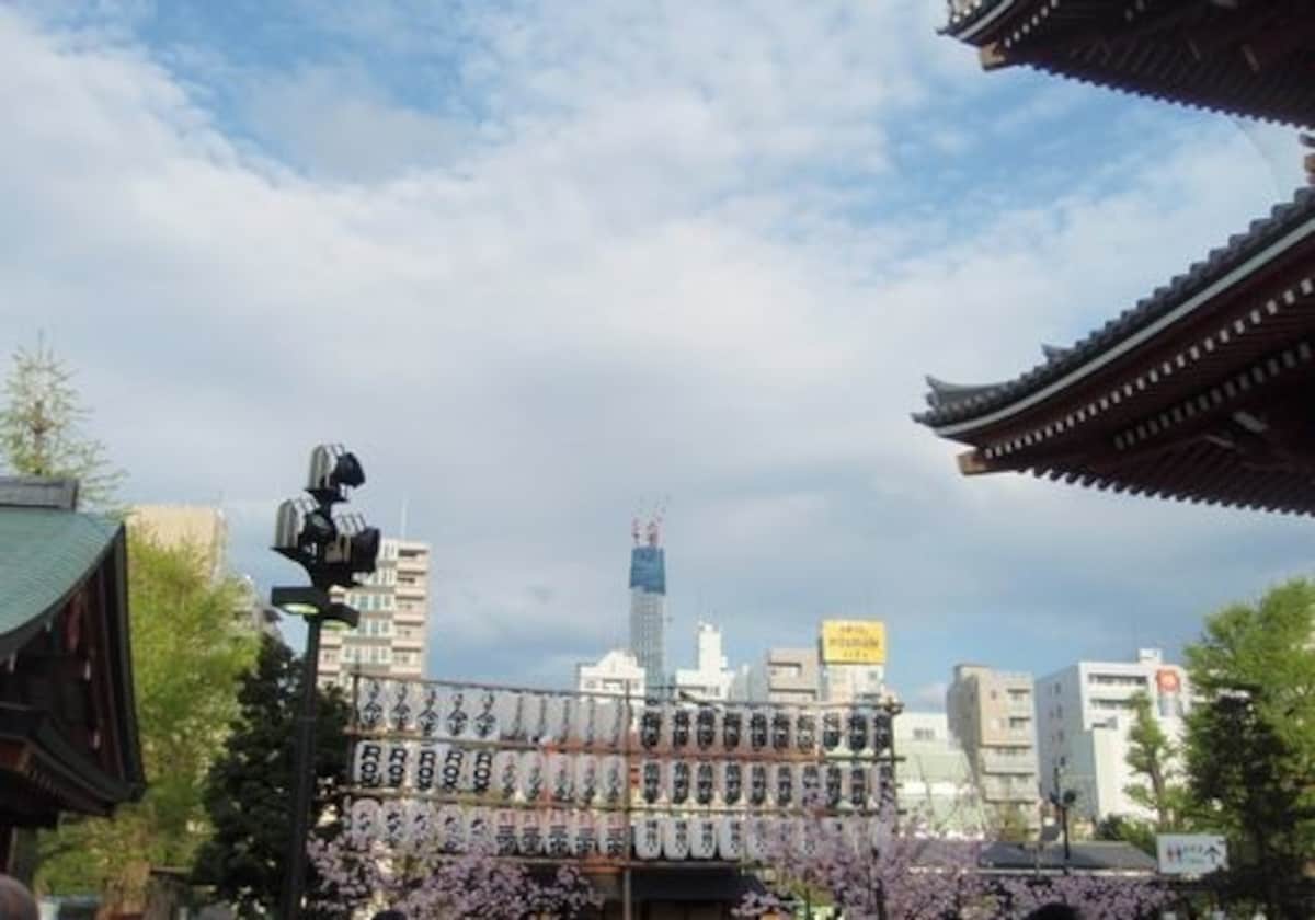 浅草寺の境内からも、東京スカイツリーが見える。浅草は、身近なエリア