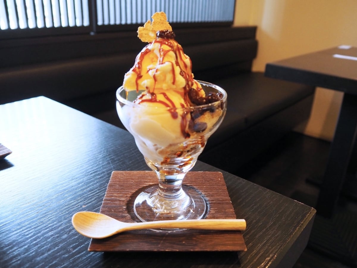 百々登勢レーズン赤酢カラメルの『酒かすアイスパフェ』