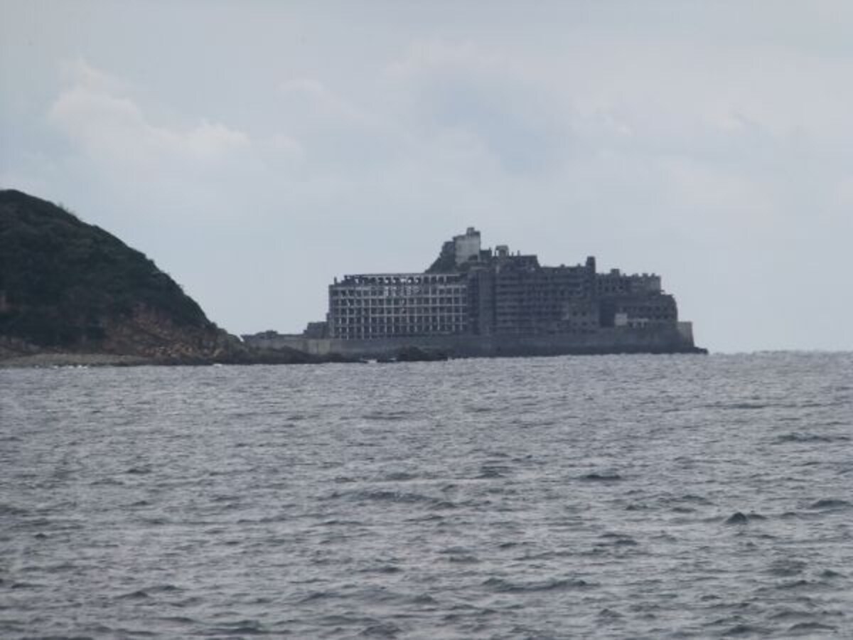 中ノ島の向こうに軍艦島の島影が見えます