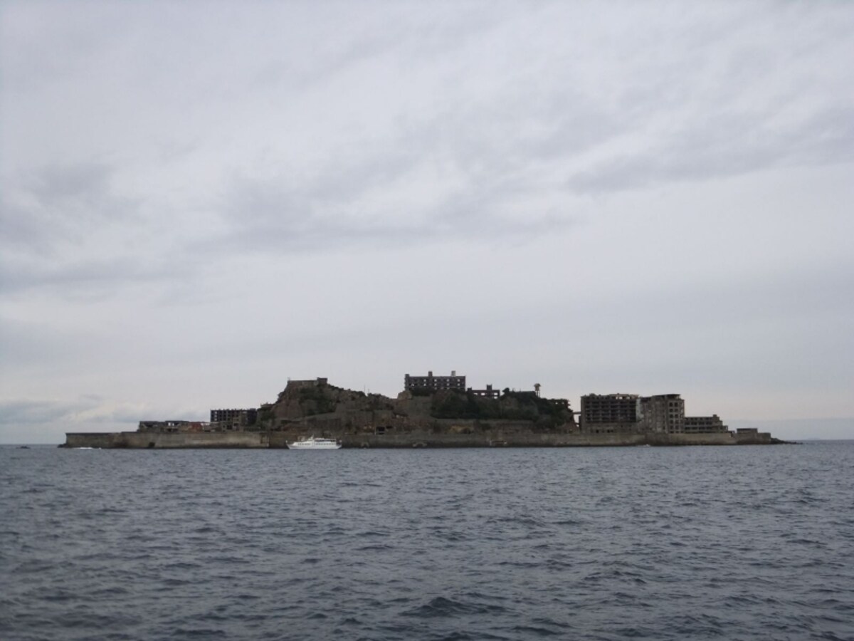 軍艦島(1)/横からの眺め