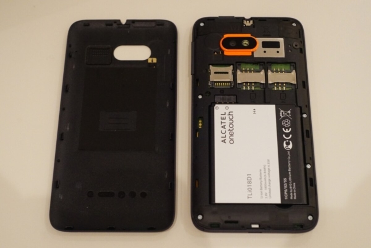 本体にバッテリーを入れたところ。バッテリー容量は1800mAh。