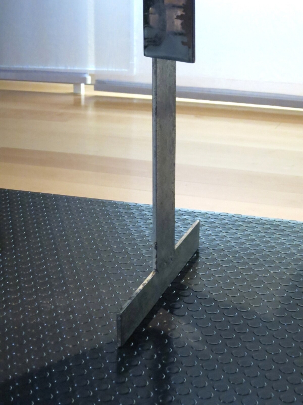 デスクのT脚画像 ●クリックすると拡大します。
