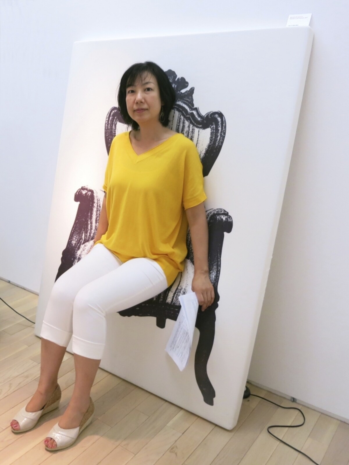 キャンバス地の椅子に人が座った画像　●クリックすると拡大します。