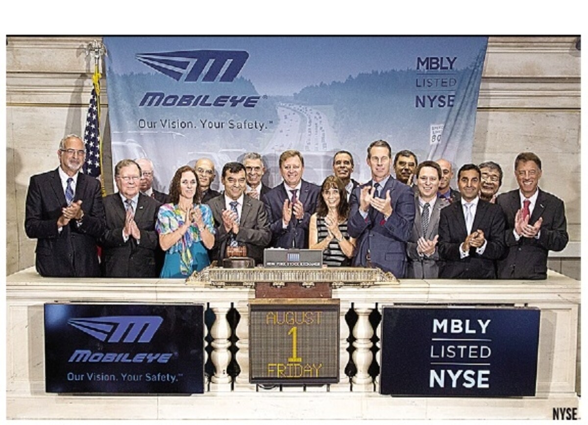 2014年8月1日にニューヨーク証券取引所で新規上場を果たしたMobileye N.V.(MBLY)、中央は創設者/CEO