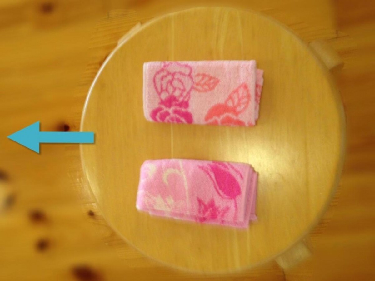 タオルハンカチ2枚を小さくたたんでおきましょう